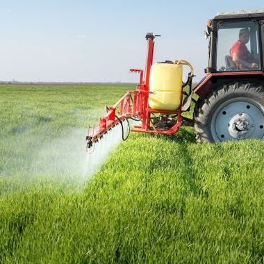 Sprühen von Pestiziden mit Traktoren